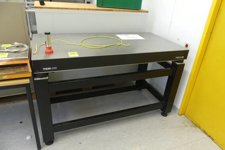 Thorlabs Nexus Optical Table Isolator Maße in cm ca.: 150 x 75 x 90